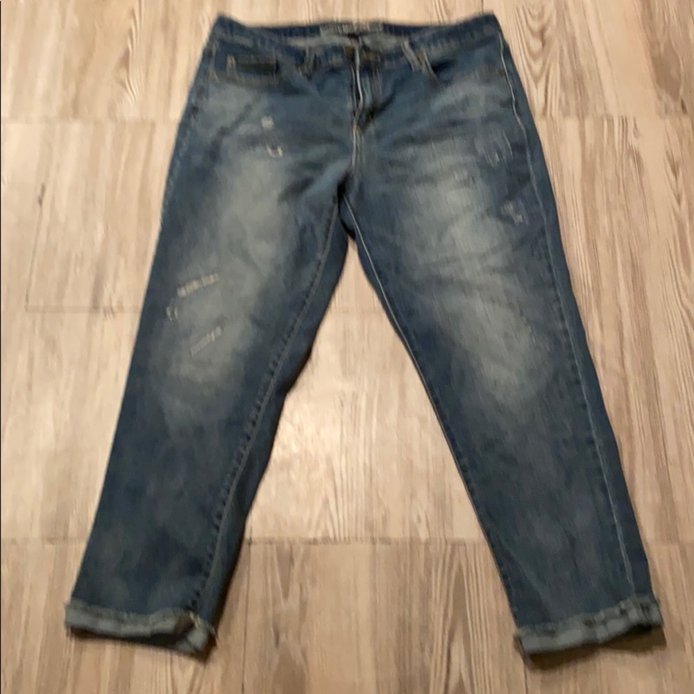 Mid-rise boyfriend crop pants